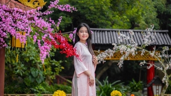 Thiếu nữ chụp ảnh Tết ở ngôi chùa thiêng xứ Nghệ