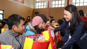 Phó Chủ tịch - Tổng Thư ký Nguyễn Thị Thu Hà thăm, tặng quà Tết tại TP Hoa Lư