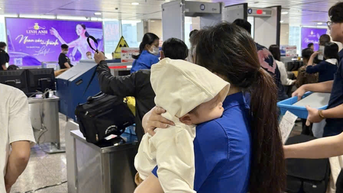 'Áo xanh' tình nguyện trông giữ trẻ, xuyên đêm hỗ trợ hành khách tại sân bay Tân Sơn Nhất ngày 27 Tết