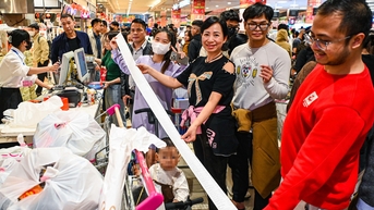 Người Hà Nội ùn ùn tới siêu thị sắm Tết, hóa đơn dài hàng mét