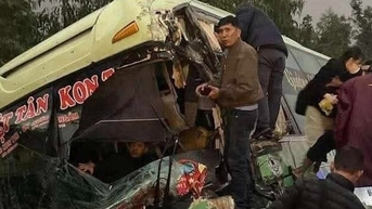 Va chạm với ô tô tải, xe chở khách lật nghiêng bên quốc lộ