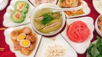 Cúng giao thừa, bánh tét, thịt kho hột vịt nói thế nào trong tiếng Anh?