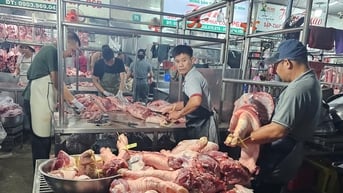 Giá bán nhiều loại rau củ, thịt heo... vẫn giữ ổn định dù vào cao điểm Tết