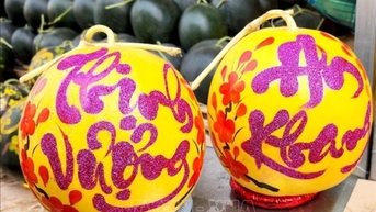 Trái cây đặc sản trưng bày dịp Tết hút khách
