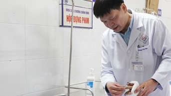 Tự chế pháo, nam thanh niên bị mù mắt, mất ngón tay
