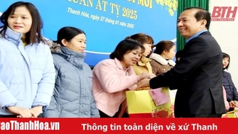 Chủ tịch LĐLĐ tỉnh Thanh Hóa trao quà của Thủ tướng Chính phủ  tặng  người lao động
