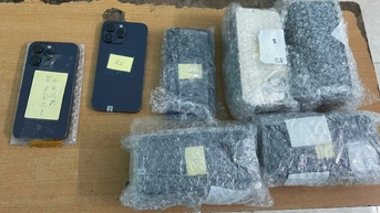 Shipper trộm kiện hàng có 32 chiếc iPhone ở Hà Nội