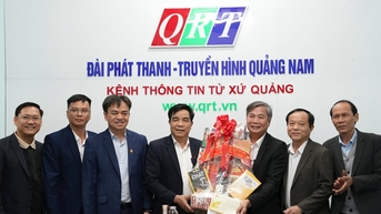 Chủ tịch UBND tỉnh Lê Văn Dũng thăm, chúc tết các đơn vị trực gác đêm giao thừa
