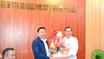 Lãnh đạo tỉnh thăm Bệnh viện Đa khoa khu vực miền núi phía Bắc Quảng Nam đêm giao thừa