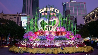 Nguyen Hue 꽃거리가 설날을 맞아 방문객을 맞이하기 시작했습니다.
