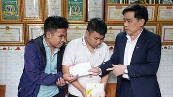 Lãnh đạo tỉnh Quảng Nam đem niềm vui đến với cặp song sinh học giỏi