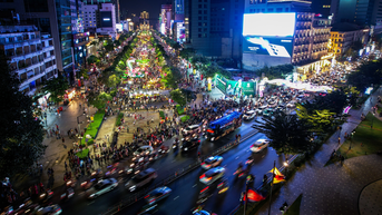 Đông nghẹt người dân TP.HCM đến đường hoa Nguyễn Huệ đón giao thừa Ất Tỵ 2025