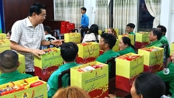 Nữ công nhân mừng vui vì "có quà Tết để mang về cho mẹ"