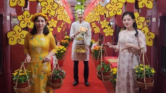 អ្នកដំណើរនៅលើរថភ្លើងនៅថ្ងៃចូលឆ្នាំសកលអាចលេងល្បែងប្រជាប្រិយ និងគូររូបភាពជាមួយសិល្បករ។
