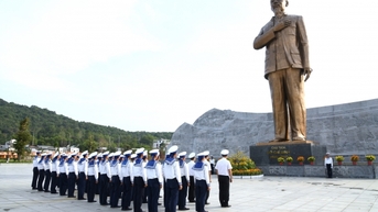 Bộ Tư lệnh Vùng 5 Hải quân dâng hương tưởng niệm Chủ tịch Hồ Chí Minh nhân dịp Tết Nguyên đán Ất Tỵ