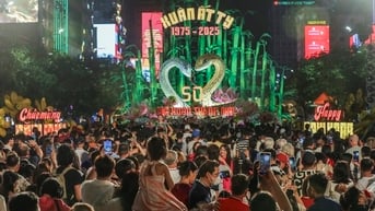 Biển người đổ về đường hoa Nguyễn Huệ trong ngày khai mạc