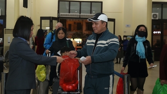 Gia đình 13 người, 3 thế hệ mang bánh chưng lên tàu ăn Tết