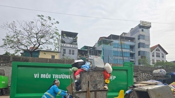 Người dân tổng vệ sinh đón Tết, công nhân môi trường gồng mình dọn rác