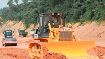 Hơn 400 máy móc, gần 900 nhân lực đua tiến độ trên công trường cao tốc Hữu Nghị