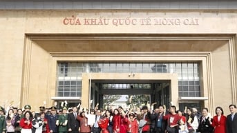 Hơn 12.000 lượt khách qua cửa khẩu Móng Cái trong ngày đầu năm mới