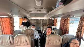 Những hành khách vội vã trở về trên tàu, xe chiều cuối năm