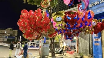 Bán bóng bay dạo, kiếm bộn tiền trong đêm Giao thừa 2025