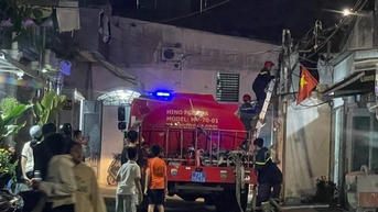 Cảnh sát bắc thang cứu ngôi nhà đang cháy trong đêm giao thừa