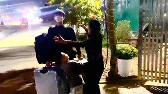 Từ Hàn Quốc về mà không báo ai, chàng trai bị mẹ "tát không trượt phát nào"