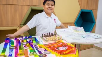 Một học sinh tiểu học có 9 huy chương môn cờ vua
