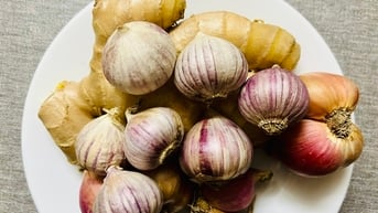 Tăng đề kháng, trị cảm lạnh ngày tết bằng kinh giới, tỏi, mật ong