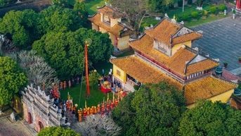 Dựng nêu đón Tết tại khu di sản Huế