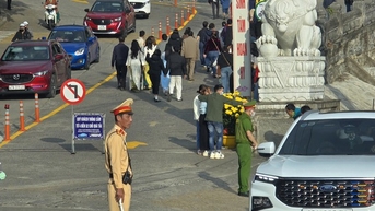 Chùa Linh Ứng quá tải trong ngày đầu năm mới