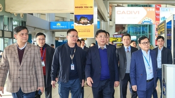 Chiều 29 Tết, Bộ trưởng Trần Hồng Minh thị sát Bến xe phía Nam, sân bay Nội Bài