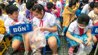 많은 불우한 학생들이 돼지 저금통 프로그램 덕분에 선물과 행운의 돈을 받았습니다.