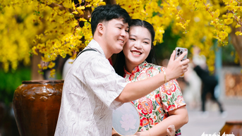 Mùng 2 Tết, người dân TP.HCM trẩy hội ở đường hoa, Nhà văn hóa Thanh Niên