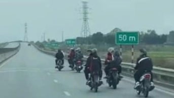Đi du xuân, nhóm người tháo biển kiểm soát cất vào cốp để phóng xe máy lên cao tốc