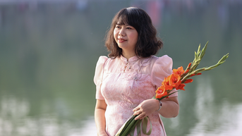 Các gia đình diện quần áo đẹp du xuân hồ Gươm trong nắng đẹp