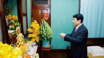 Chủ tịch nước dâng hương tưởng niệm Chủ tịch Hồ Chí Minh trong ngày đầu xuân mới