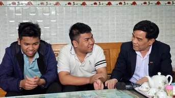 ចែកអំណោយដល់បងប្អូនភ្លោះដែលឈ្នះជ័យលាភីលេខ១ ក្នុងការប្រកួតសិស្សពូកែថ្នាក់ជាតិ