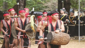 ឆ្លងកាត់ភូមិរបស់ប្រជាជន Xo Dang