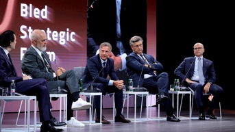 Thủ tướng Serbia từ chức trước áp lực từ làn sóng biểu tình