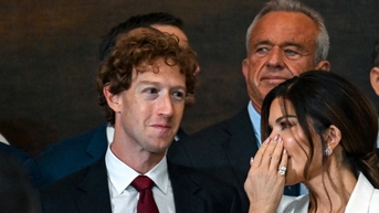 Tỉ phú Mark Zuckerberg chi 25 triệu USD dàn xếp với Tổng thống Trump