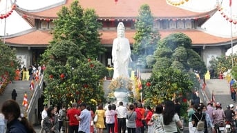 Người dân du xuân, đi lễ chùa ở những ngôi chùa nổi tiếng bật nhất TP HCM