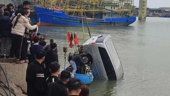 Ô tô 7 chỗ trôi tuột xuống sông khi đang đỗ trên bờ kè