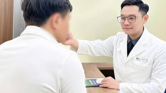 Tự ý 'triệt lông mày', ai ngờ bị dị ứng, phải đến bệnh viện điều trị