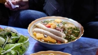 ផ្អាក​ប្រតិបត្តិការ​ហាង​បបរ​មួយ​នៅ​ក្រុង​ហាណូយ​ដែល​លក់​វល្លិ​៣​ចាន​តម្លៃ​១,២​លាន​ដុង​ក្នុង​ថ្ងៃ​បុណ្យ​តេត