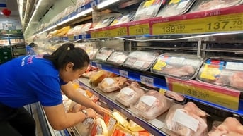 Siêu thị giảm giá nhiều mặt hàng mùng 2 Tết
