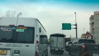 Ô tô xếp hàng dài chờ lên cao tốc những ngày đầu năm