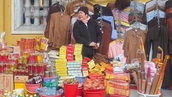 Thị trường mùng 3 Tết: giá hoa ổn định, đắt hàng đồ lễ chùa, hóa vàng