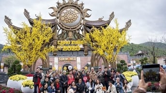 Hàng nghìn du khách đến du xuân tại Sun World Ba Na Hills dịp đầu năm mới 2025